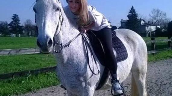 È grave la ragazza caduta da cavallo