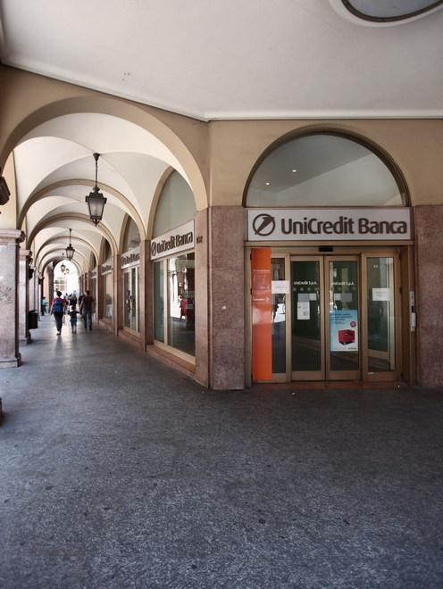 Unicredit lascia via Emilia centro 
