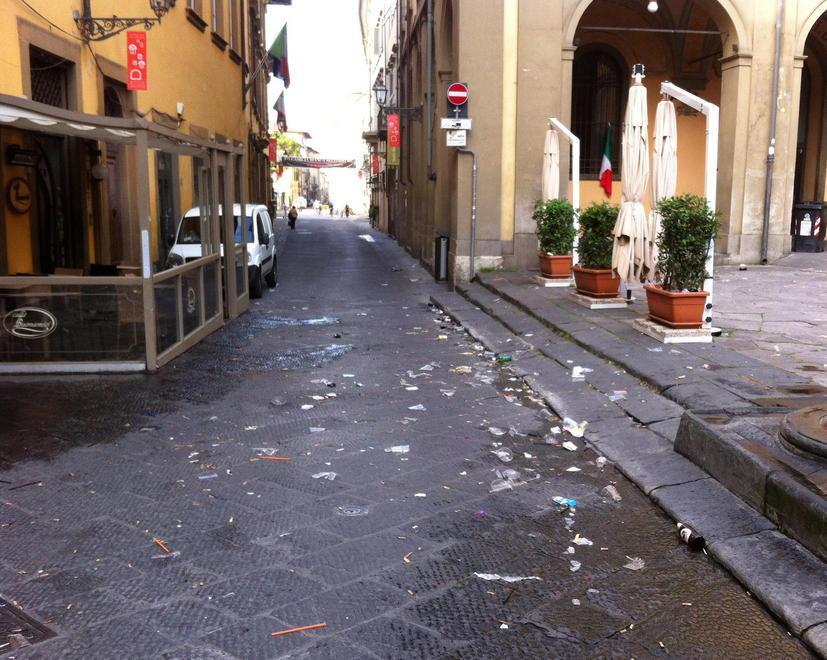 Bottiglie, cartacce, bicchieri di plastica: quel che resta della movida pratese 