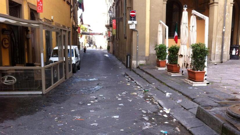 Bottiglie, cartacce, bicchieri di plastica: quel che resta della movida pratese