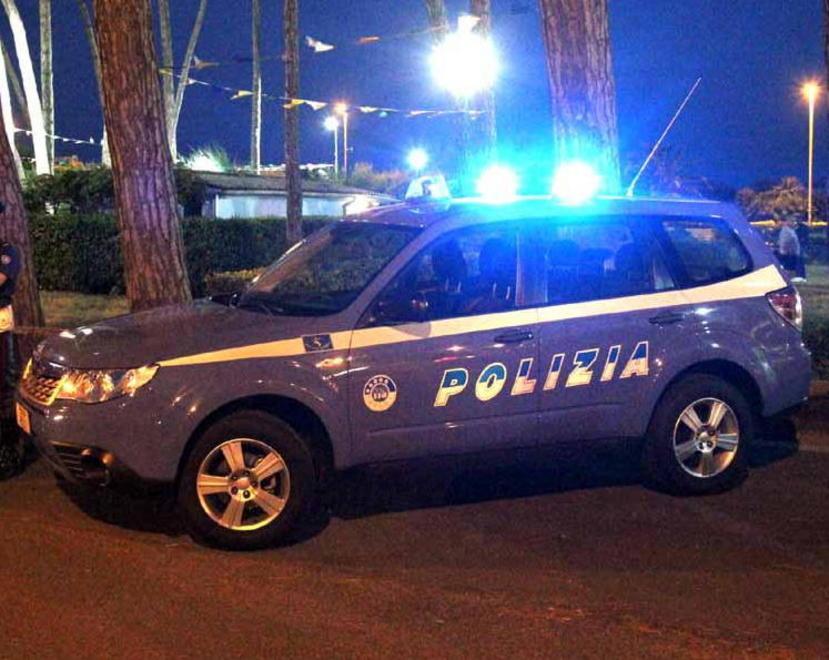 Furgone si ribalta in rotatoria illesi conducente e passeggero 