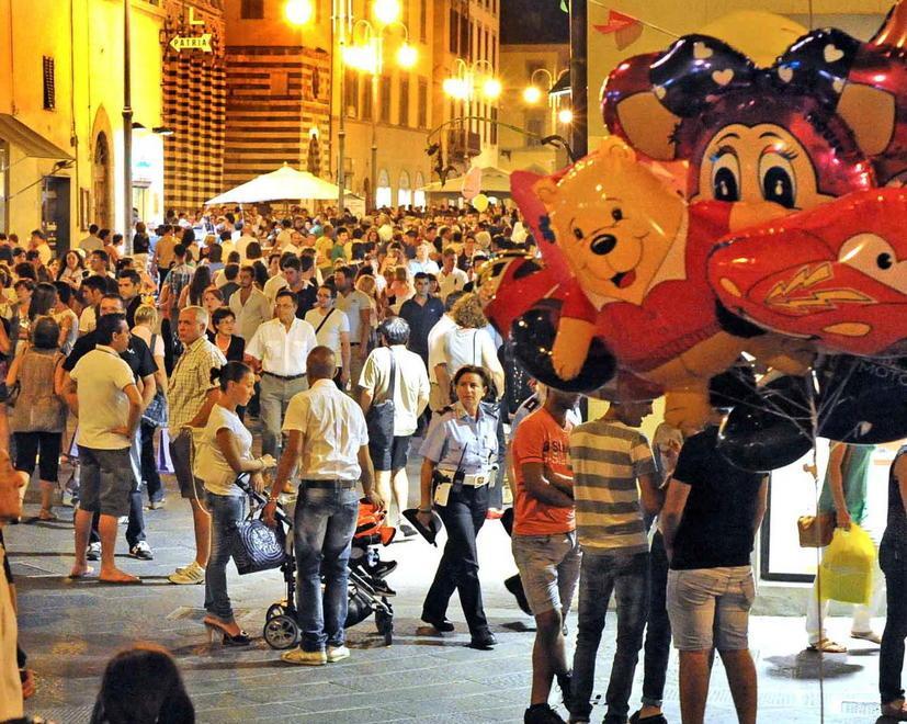 Pistoia si prepara al rito estivo dello shopping in notturna 