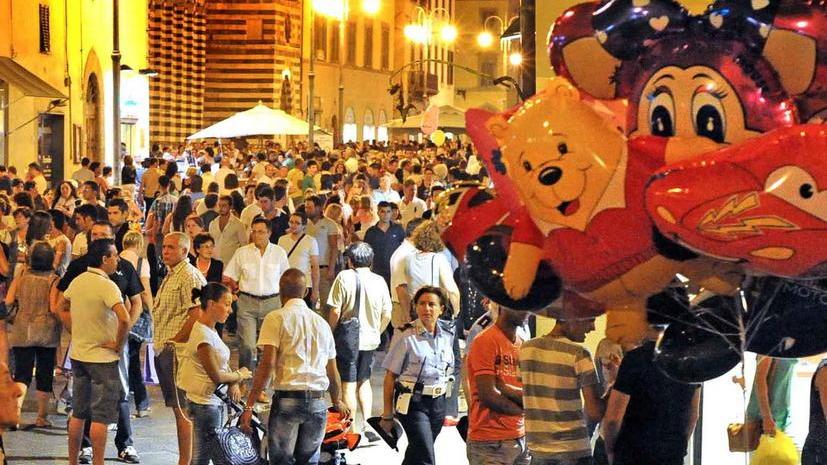 Pistoia si prepara al rito estivo dello shopping in notturna