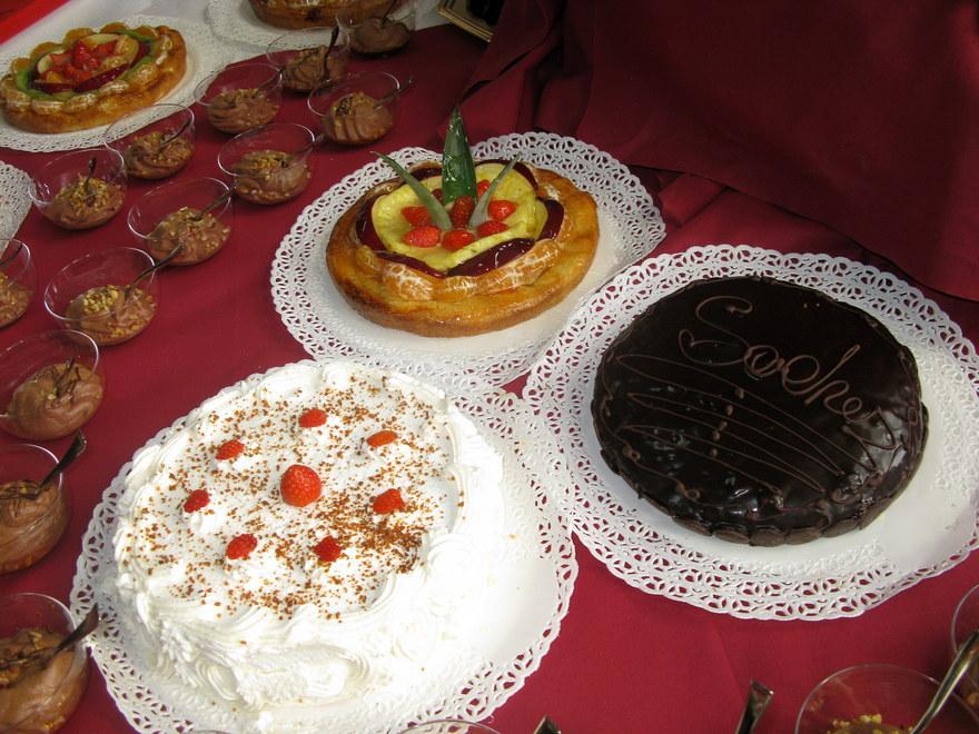 Ladri in pasticceria rubano due torte e pochi soldi