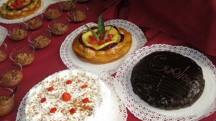 Ladri in pasticceria rubano due torte e pochi soldi