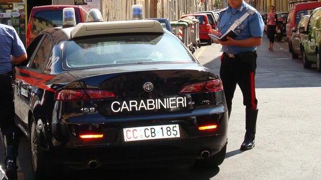 Picchia i genitori e distrugge la casa: 22enne arrestato