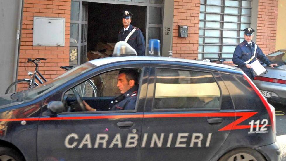 Carabinieri bloccano ladro di biciclette ma uno cade e si rompe una spalla