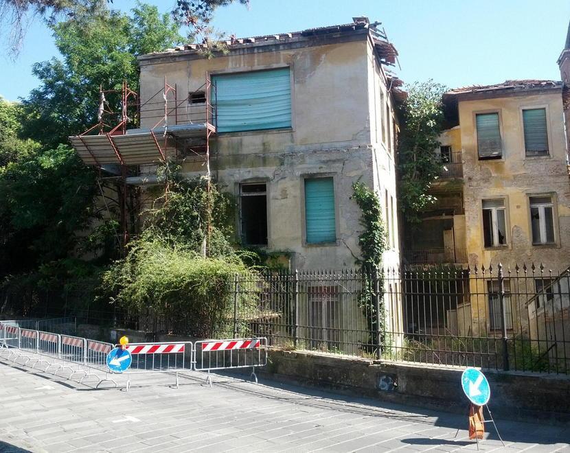 Transenne all’ex ospedale pericolante 