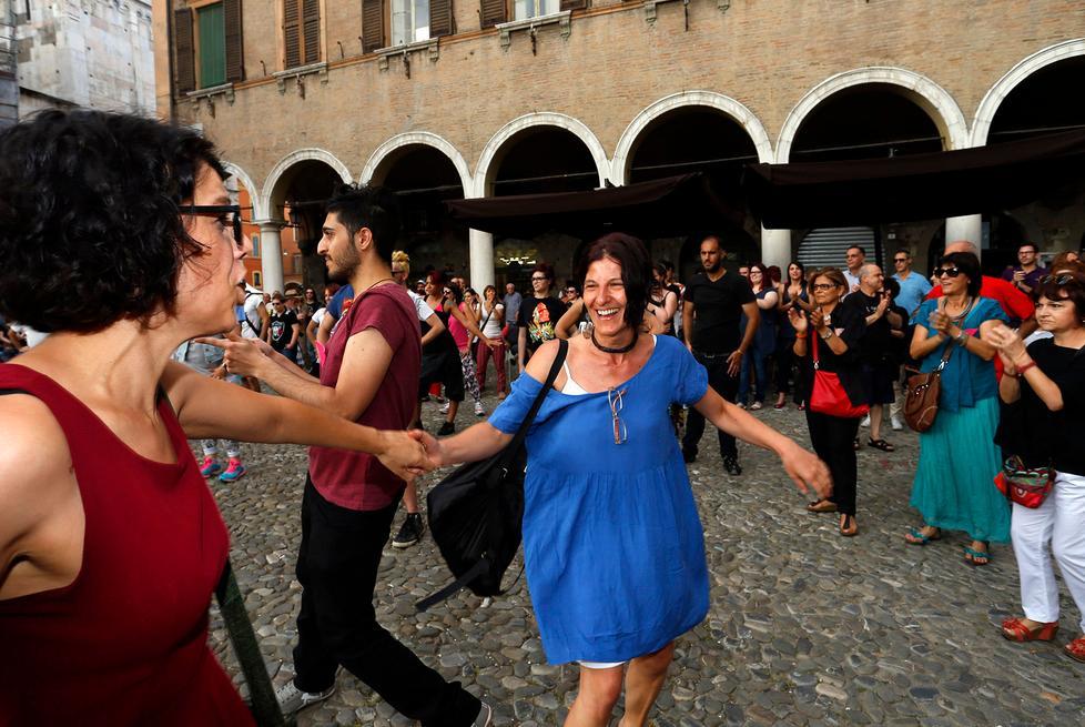 Modena: “Sentinelle in piedi” e Arcigay in piazza Grande con qualche scintilla - VIDEO/1 - VIDEO/2 