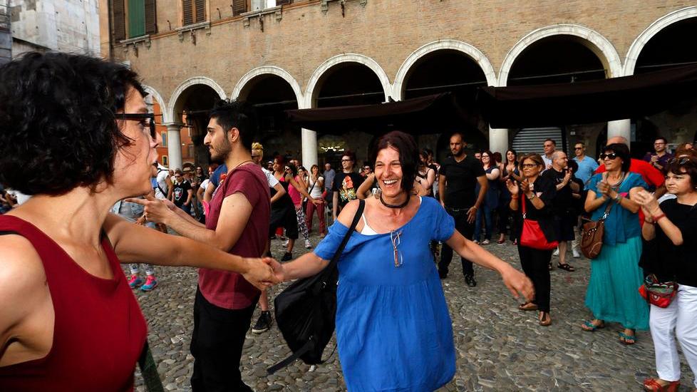 Modena: “Sentinelle in piedi” e Arcigay in piazza Grande con qualche scintilla - VIDEO/1 - VIDEO/2