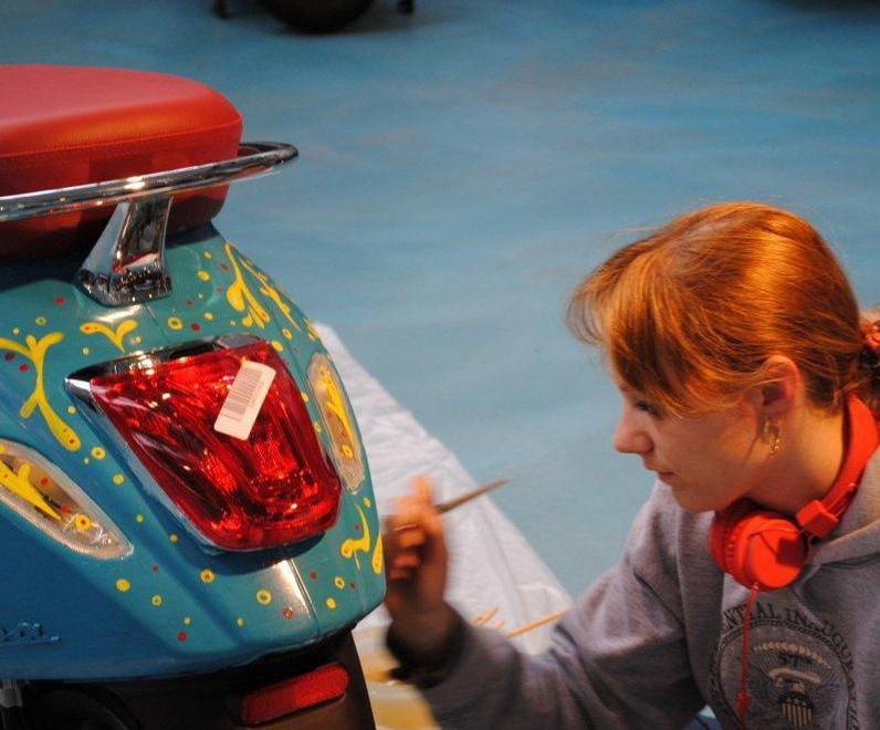 La Vespa Primavera si veste pop con l’artista amata da Lady Gaga