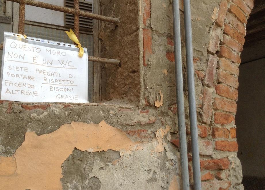 Il cartello “anti bisogni al muro”