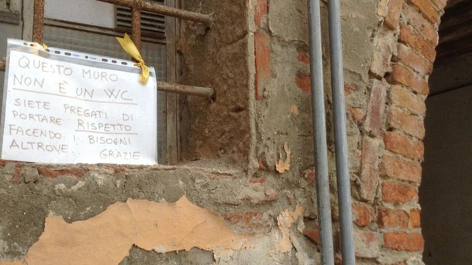 Il cartello “anti bisogni al muro”