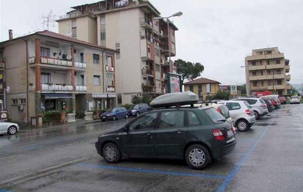 Strisce blu a Pratale, ma gratis in via Battelli 