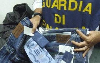 Cinquecento vestiti falsi sequestrati dati in beneficenza 