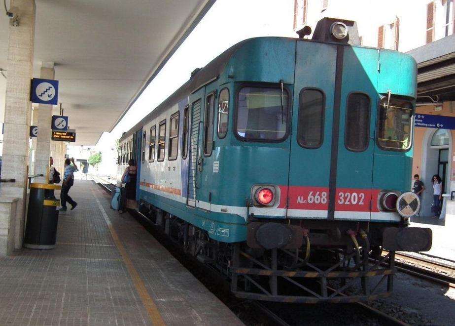 Treni tagliati, per i pendolari sarà il caos 