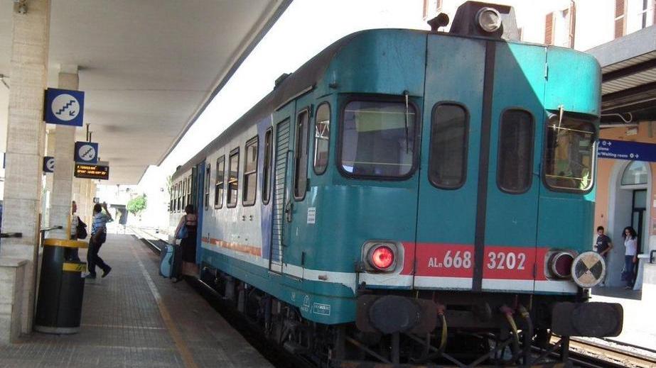Treni tagliati, per i pendolari sarà il caos