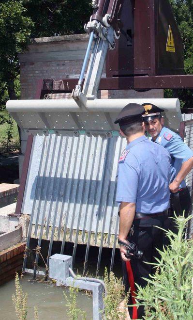 La pala meccanica lo ha colpito alla testa 