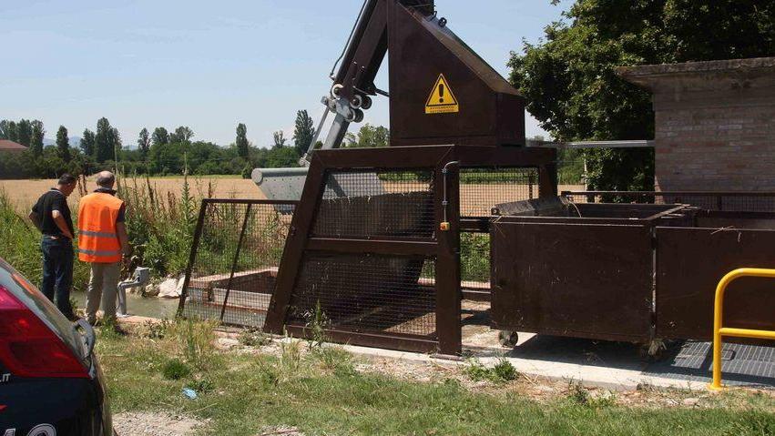 Ciclista trovato morto nel canale