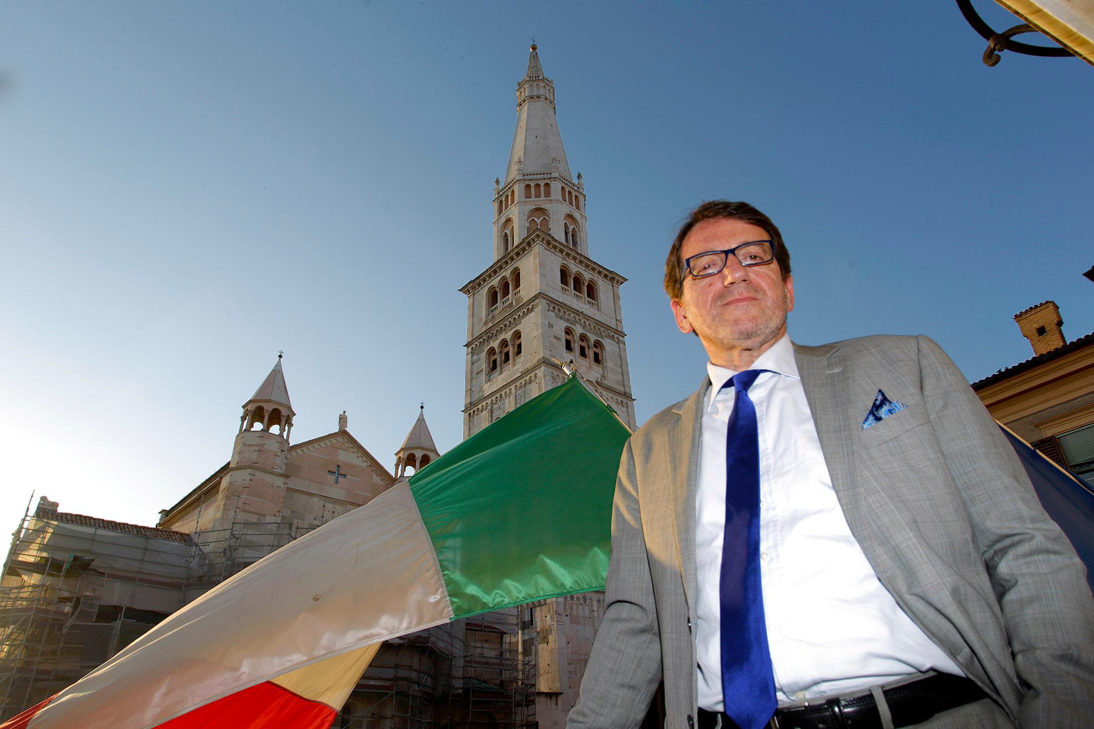 Modena, Muzzarelli e la sua Giunta: «Manca l’uomo forte? Per quello ci sono io...»