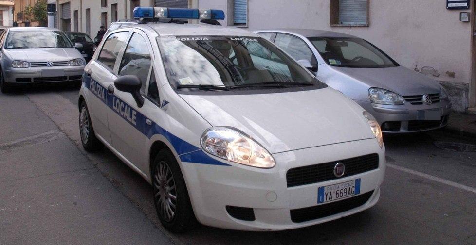 Olbia, trolley lasciato in strada: dentro c’è una pistola 