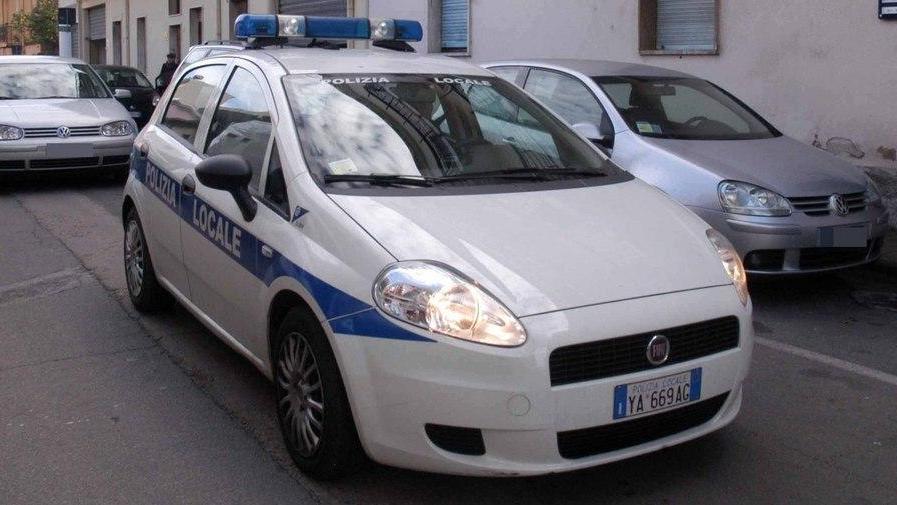 Olbia, trolley lasciato in strada: dentro c’è una pistola