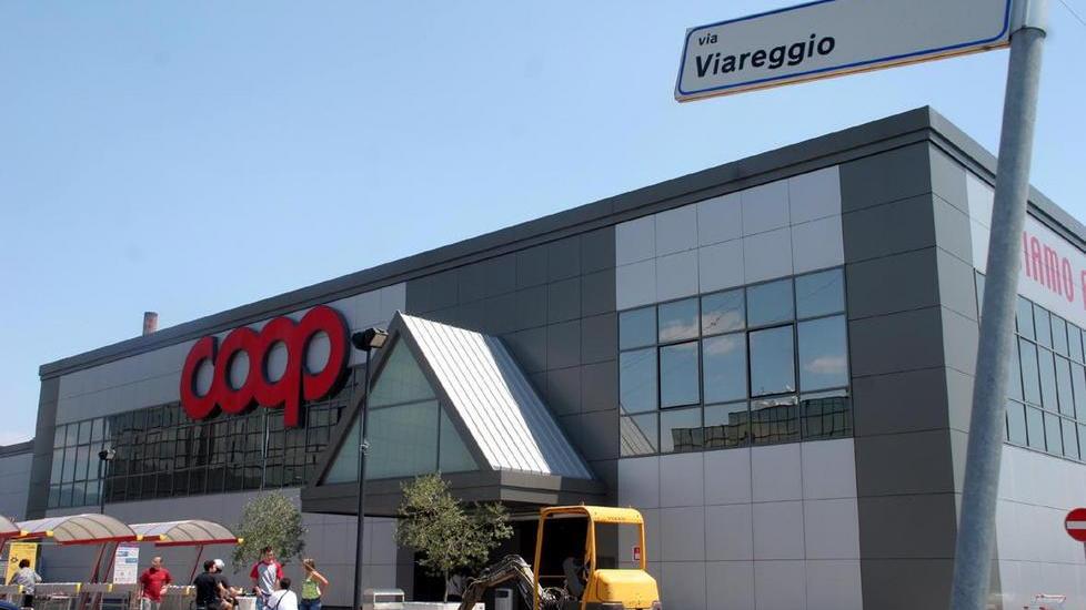 "Trattati come ladri perché abbiamo usato due salvatempo alla Coop di Prato"