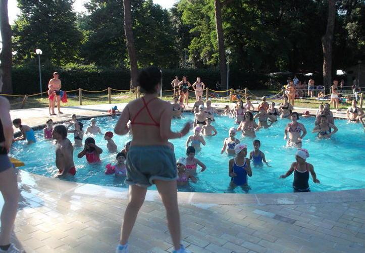 Prato, in duemila al Summer Party alla piscina di via Roma 