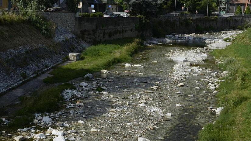 Getta un sacco nel fiume con dentro gattini morti