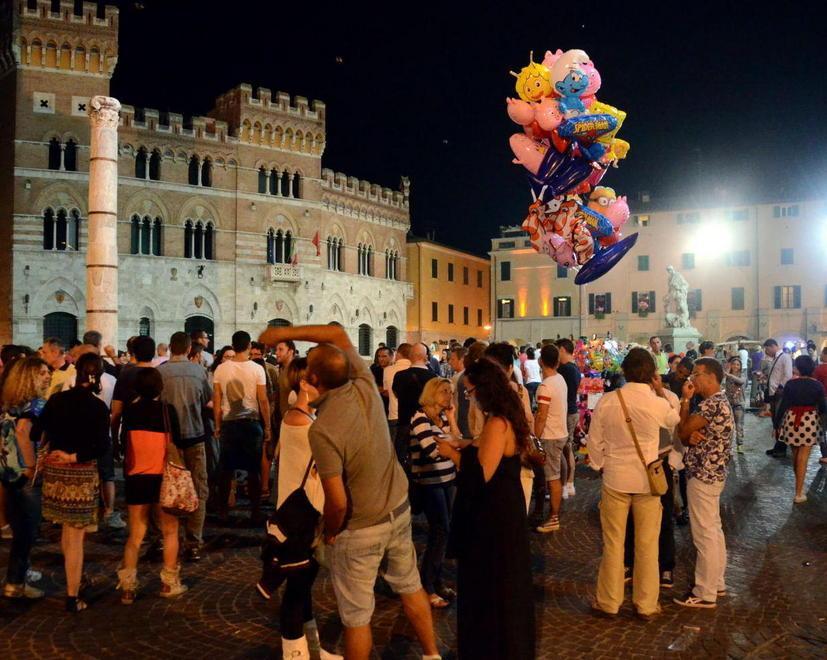 Notte bianca, il pienone in centro spazza via le polemiche 