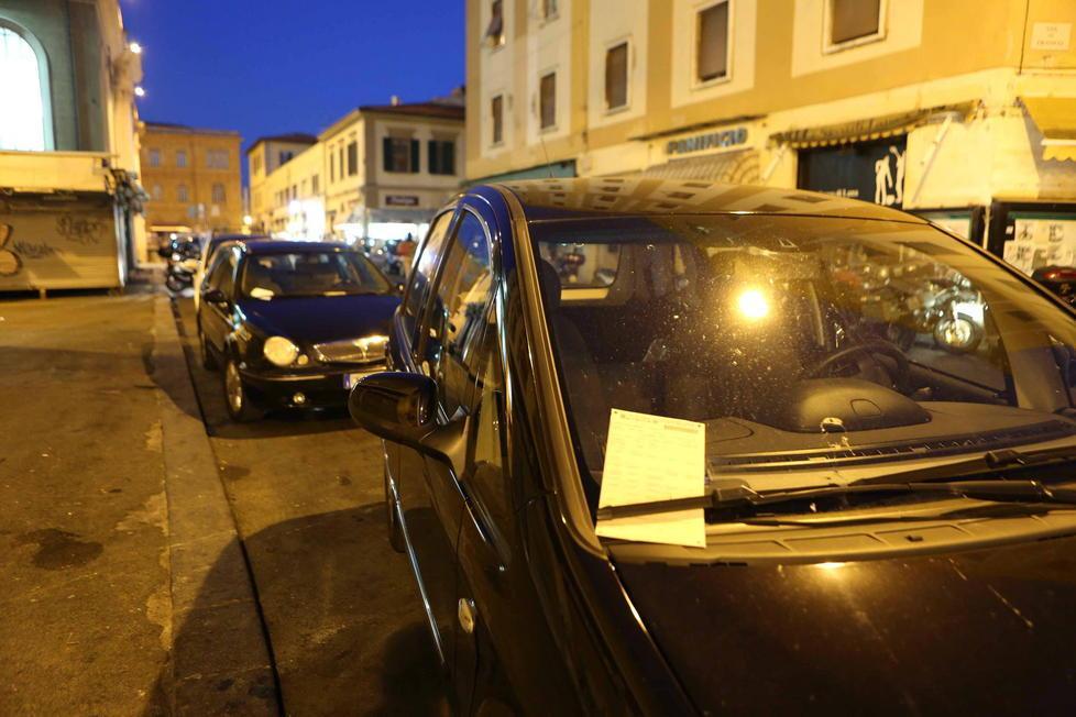 Sosta selvaggia in centro la multa rosa tinge la notte blu 