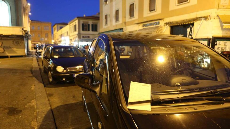 Sosta selvaggia in centro la multa rosa tinge la notte blu