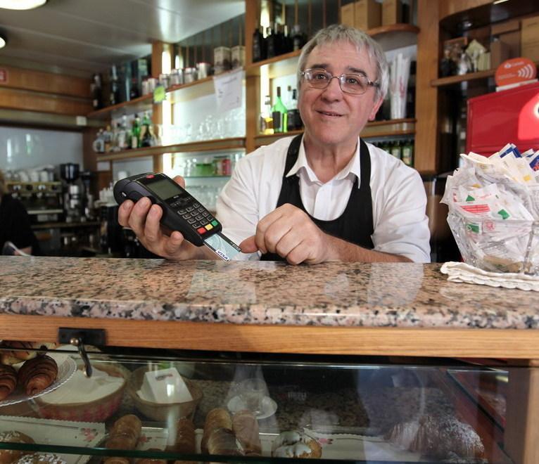 I negozianti modenesi: «Il Pos obbligatorio? Altro regalo alle banche» - VIDEO 