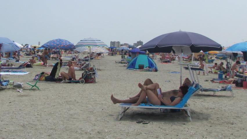 Caldo e afa, lidi gremiti Due malori a Spina