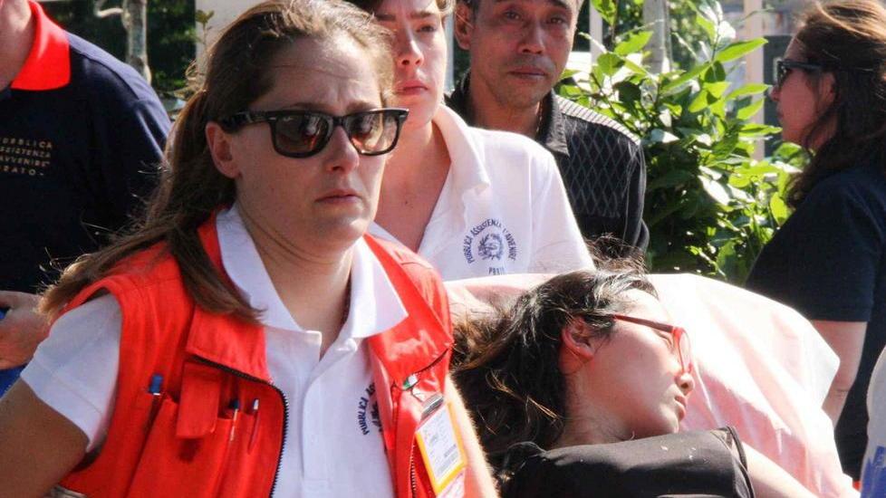 Lo strazio dei parenti ai funerali degli operai