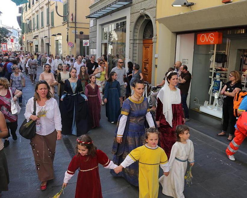 Vola il ciuco “Paolo” in una piazza stracolma 