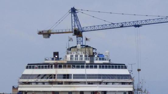 Il rimorchiatore parte per Genova