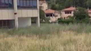 Degrado all’Isis Brignetti erba e rovi nel piazzale
