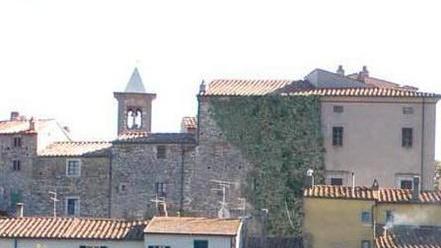 Scultori in piazza per lavorare il marmo rosso