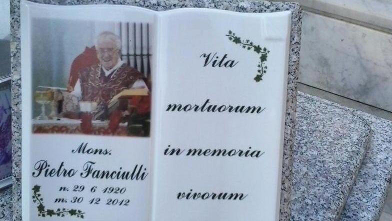 Un libro sulla tomba di don Pietro