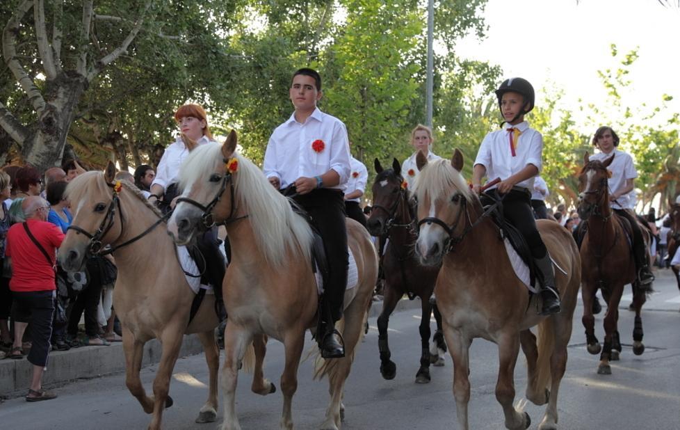  Sant Joan, il saluto di 150 cavalieri 