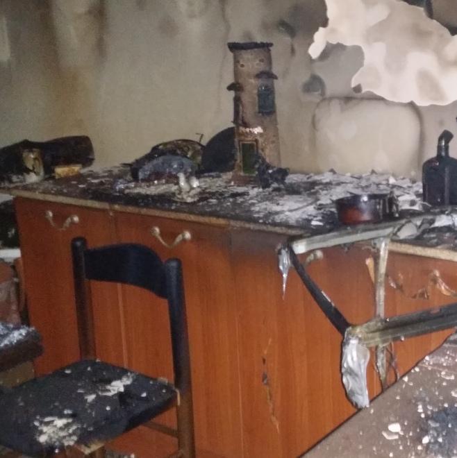 Muore soffocato in casa tra le fiamme 