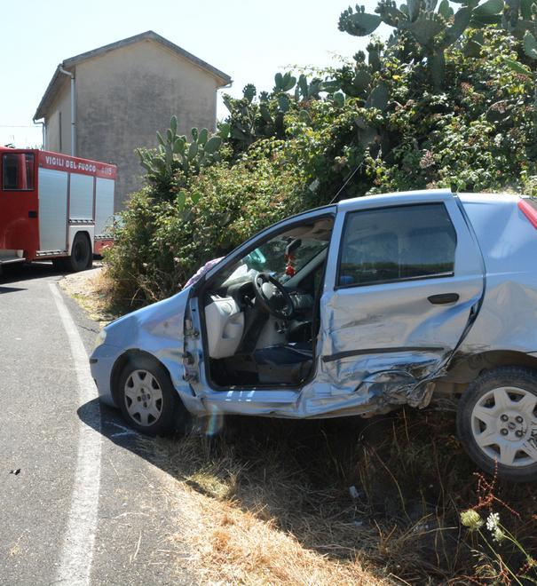 Scontro frontale, una donna finisce al San Martino