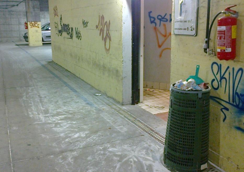 Vandali in azione, danni al parcheggio dell’ex mercato civico 