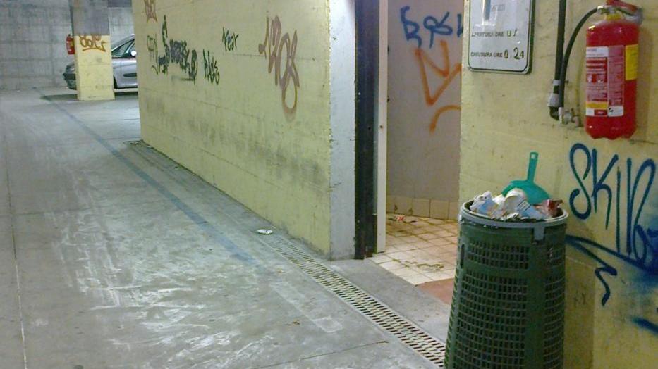Vandali in azione, danni al parcheggio dell’ex mercato civico