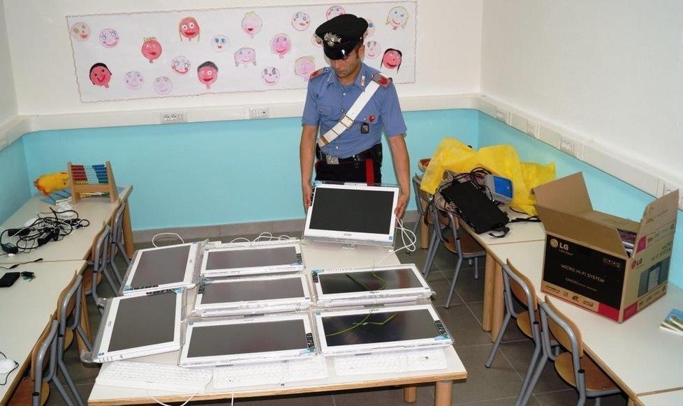 Ruba i computer a scuola, denunciato un disoccupato