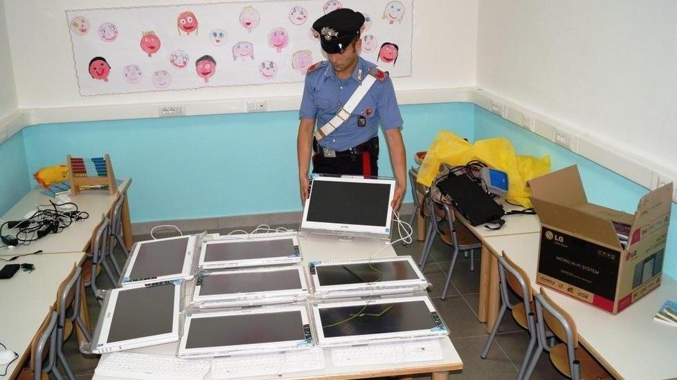 Ruba i computer a scuola, denunciato un disoccupato