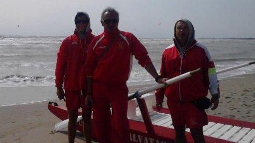 L’estate è iniziata col freddo e coi bagnini in giacca a vento