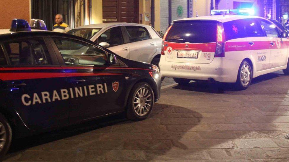 La mamma lo trova morto a letto