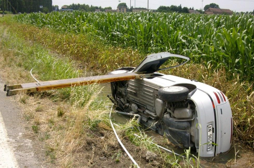 Auto sbanda e finisce nel canale Conducente illeso, madre ferita